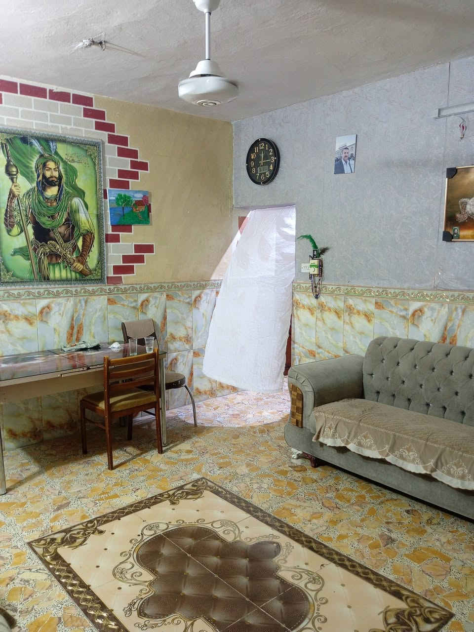 السلام عليكم دار سكنية للبيع طابو ملك صرف المساحة ١٥٠ متر واجهة ١٠ نزال ١٥ مع تشجير حديقة منظمة ٢٠٠ متر السعر ١٥٠ للاستفسار الاتصال بالرقم *********** المكان زعفرانية دور الشرطة قرب حسينية الزهراء ع مقابل مدرسة الرافدين

