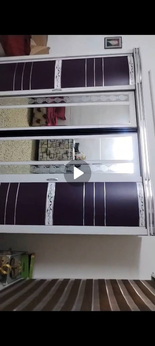 السلام عليكم غرفة نوم نظيفة جدا تتكون من 2 تخت 
  و 2 كومدينة وميز تواليت وكنتور 4 ابواب للبيع بسعر 500 الف 
للاتصال/***********

