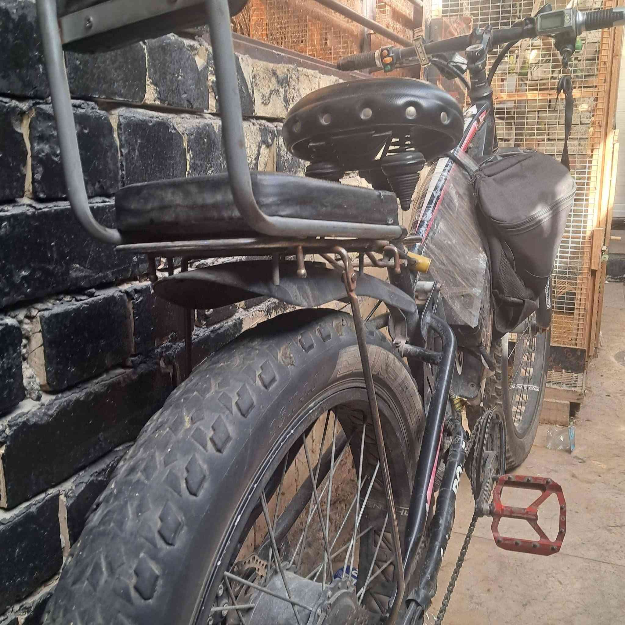 للبيع بايسكل كهربائي جبلي رياضي (Fat Bike) بحالة ممتازة وبطارية قوية! 🚲⚡
​المواصفات:
​بطارية ليثيوم 52V قوية وعملية وتطيح مدى ممتاز.
​يجي وياها الشاحن الأصلي والشاشة شغالة وكل إعداداتها تمام.
​الشصي قوي ويتحمل، وياه سيت خلفي إضافي وجنطة أمامية.
​الملاحظة: ⛳️⛳️العطل الوحيد بيها هو تبديل التاير الخلفي فقط، والباقي شغال 100%.
​السعر: 250 دينار (بيها مجال بسيط للراغب الصامل).
كامل ملحقات

​للإستفسار أو التواصل: (***********)
