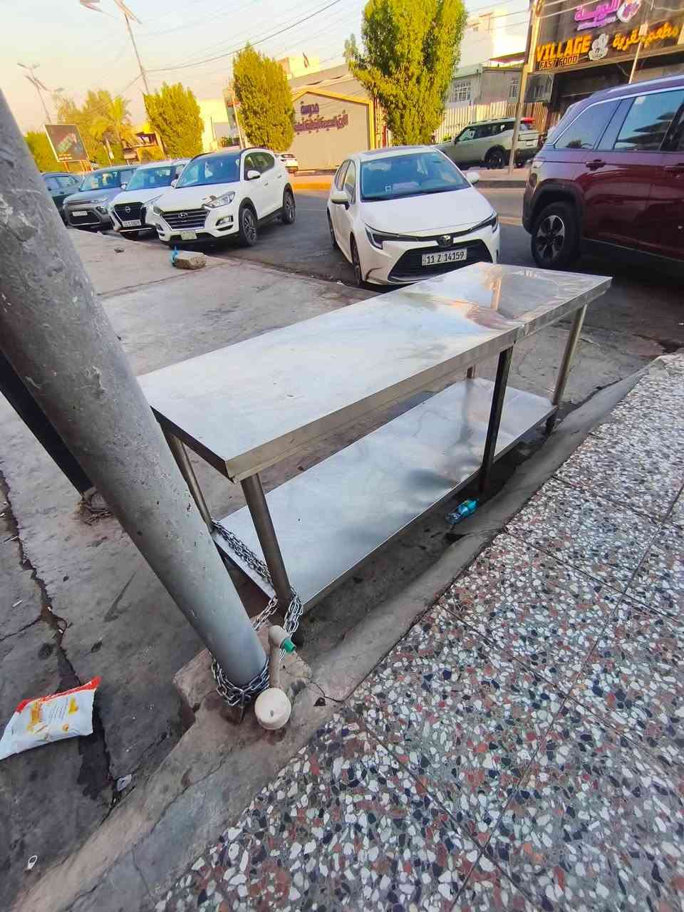 ميز ستيل غذائي طوله مترين مستخدم بي طعجه بالنص عالطارف واني مقويه برجل حديد للبيع سعره 100 الف وبي مجال بسبط *********** ابو علي المكان بغداد حي العدل
