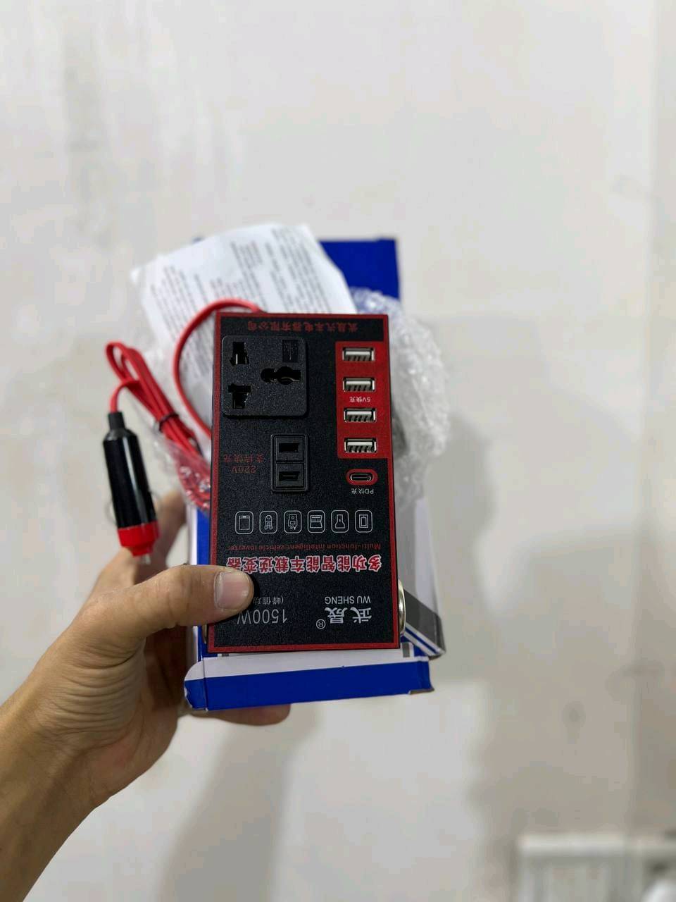 هذا الجهاز هو محول طاقة ذكي ومتعدد الوظائف للسيارة (Car Power Inverter) بقوة تصل إلى 1500 واط، ويقوم بتحويل طاقة بطارية السيارة (12 فولت أو 24 فولت) إلى كهرباء منزلية (220 فولت).💡 المميزات الرئيسيةتحويل الطاقة: يحول التيار المستمر إلى تيار متردد للاستخدام الخارجي.منافذ متعددة: مزود بمنافذ USB للشحن ومخرج كهرباء AC وقابس عالمي.فتحات ولاعة إضافية: يتيح تشغيل أجهزة متعددة مثل منفاخ الهواء أو المكنسة.                                              ✅ الاستخدامات الشائعة :-              التخييم والرحلات: تشغيل الأجهزة الصغيرة والإنارة أثناء السفر.الشحن السريع: شحن الهواتف والأجهزة اللوحية داخل السيارة.الطوارئ: توفير مصدر طاقة بديل عند الحاجة.