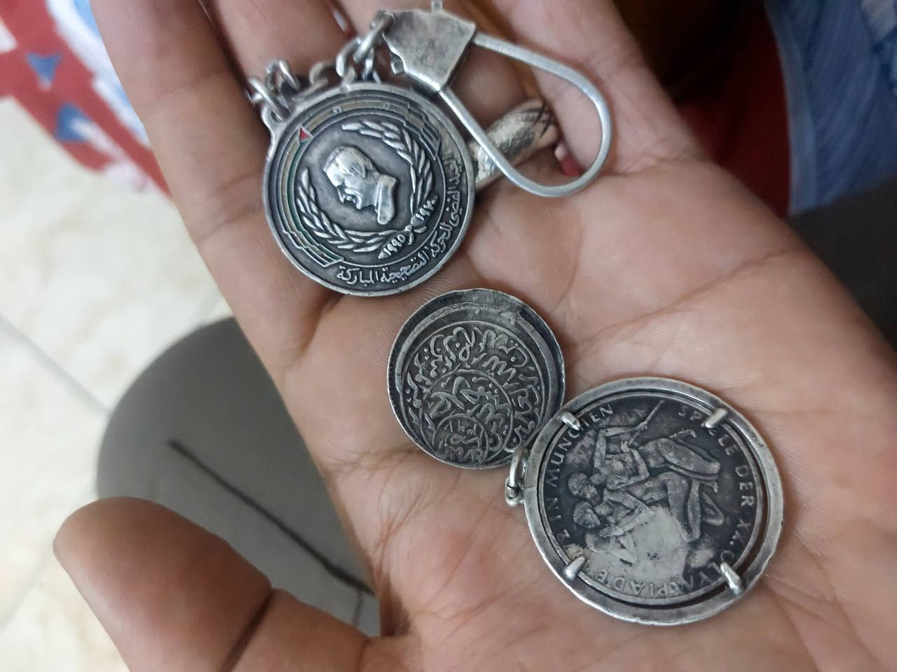 السلام عليكم عليكم الله وبركاته انتيكات فضه للبيع بغداد الشعب الصحن والمداليات لغرام ٤ قفل الخنجر عمره فوك ل١٠٠ سنه فضه خالص جوهر سعره ٤ ورقات ***********
