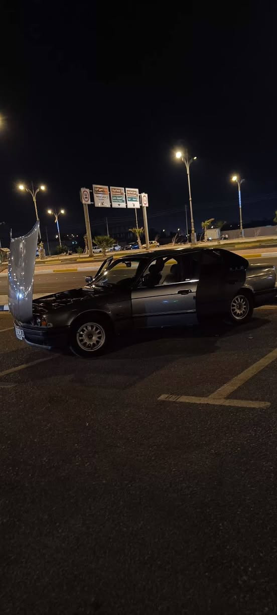 سلام عليكم شباب رجاً لحد يكلي امسح المنشور جايك من تجي عود امسح المنشور 
للبيع بي ام 525 اصل مديل 1990 مسكر فانوس كير مكينه حاويه جديد عربانه خلفيه جديده اكسل 3.23 يعني انسه شي اسمه رون عالي اربع جامات كهرباء حداديه خلفيه اماميه جديده السياره مصرف عليها كلش هواي كهربائيات مابيها ولا جطل مسويلها ادامه جديده عليها شلعه تشك الكاع شك رقم بغداد بسمي شرط المداور هزه جديده سنويه لحد 2030 مكان السياره كربلاء السعر 53وبيها مجال كلش بسيط 
***********
