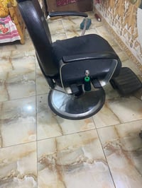 اخوان عندي هذا الديكور مال حلاقه جامتين ورف وجرارات وكرسي نضيف اخو الج...