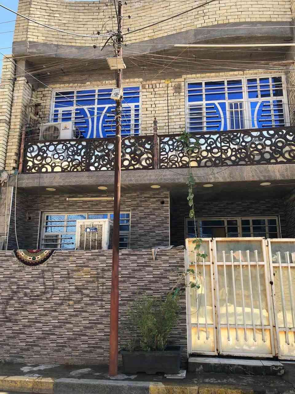 دار للبيع في بغداد - الشعب (حي البساتين)🏘️
يعلن مكتب المصطفى للعقار عن توفر دار للبيع
 المساحة: 91 متر مربع (الواجهة 7م × النزال 13م)
 الموقع: بغداد - الشعب / حي البساتين
 السند: طابو زراعي سند 25
 التصميم: 3 طوابق مع مدخلين للدار
تفاصيل الطوابق:
 الطابق الأول: استقبال، صالة كبيرة، مطبخ، غرفة نوم، صحيات، ومنور.
 الطابق الثاني: غرفتين نوم (واحدة سويت، والثانية كبيرة ).
 الطابق الثالث: غرفة نوم كبيرة

حالة الدار: نظيف وجاهز للسكن.
لمعرفة السعر اكتب تم بالتعليقات !

📞 للإستفسار أو لمعرفة السعر:
يرجى الاتصال على الرقم: *********** أو زيارة مكتب المصطفى للعقار. حي البساتين شارع الضباط
