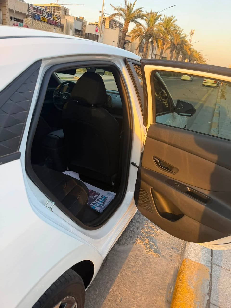 🚘 هيونداي إلنترا SEL SPORT 2025 للبيع

• الموديل: 2025
• الفئة: SEL Sport
• المحرك: 2.0L بنزين
• 4 سلندر DOHC / VVT
• القوة: 147 حصان
• ناقل الحركة: أوتوماتيك
• الدفع: أمامي FWD
• الممشى: 9,150 ميل فقط 🔥
• اللون الخارجي: أبيض
• التشغيل: Run & Drive
• المفتاح موجود 🔑
• كاميرا خلفية
• تشغيل بدون مفتاح
• تحذير النقطة العمياء
• تحذير مغادرة المسار + المحافظة على المسار
• حساسات ضغط الإطارات
• إضاءة LED
• مثبت سرعة/أنظمة أمان ومساعدة بالسياقة

📍 السيارة وارد أمريكي 🇺🇸

💰 السعر: [150بيه مجال
📞 للاستفسار:***********

السيارة نظيفة ومواصفاتها حلوة جداً، والممشى قليل بالنسبة للموديل.
