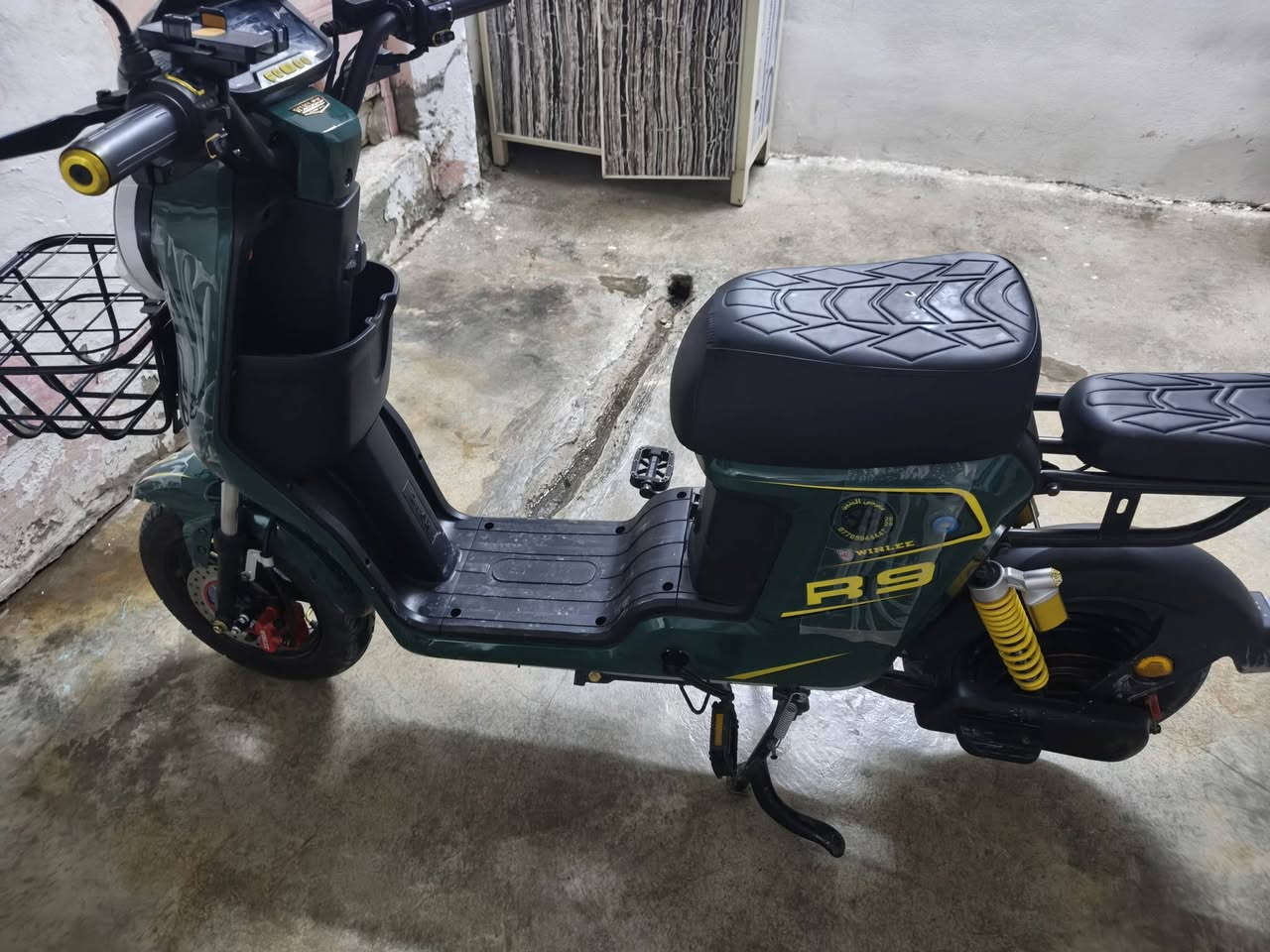 R9 نضيف مستخدم أسبوع صفر بعد سعر 575 بي مجال بصيط وينلي 32 أمبير ***********
