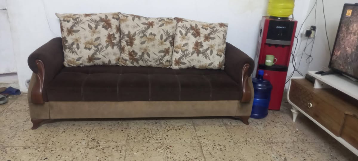سلام عليكم نص تخم للبيع ٥ مقاعد  نضيف ***********
