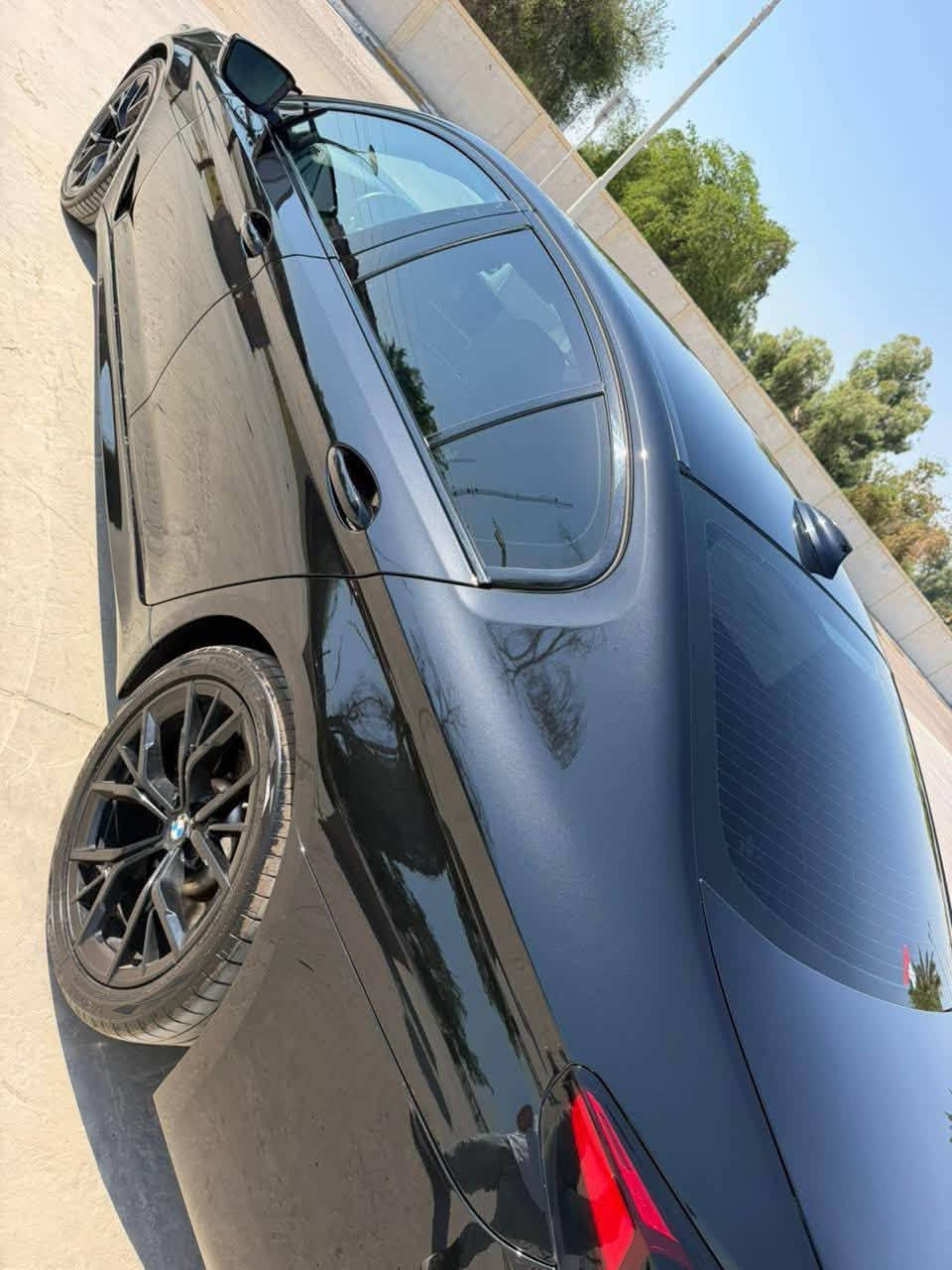 BMW 5 Series 2023 M PAKG بلادي
السياره فول فول مواصفات
مغلفةppf بالكامل
داتا شو 
دخول ذكي جميع الابواب 
عدسه متحركه مع لفه العجلات
ثلاث وضعيات قياده
قيادة شبه ذاتيه
صندوق كهربائي 
تشغيل عن بعد
داخل اوف وايت
(Head-Up Display) داتا شو
Harman Kardon نظام صوتي
 جنطة كهربائية
(Wireless Charger) شاحن لاسلكي 
 كشنات تدفئة
 ستيرن تدفئة
 فول سستم رادار
 شباك أمامي LED
 حساسات 360 درجة
ضرر السيارة:جاملغ جهة السايق صبغ وشبرين بطرف البنيد فقط.
موقع السيارة: بغداد 
رقم التواصل:***********
