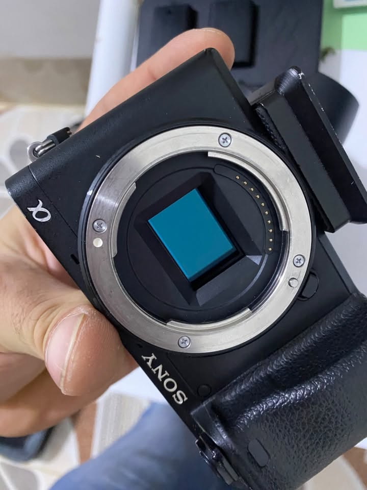 البودي (Camera Body): سوني Sony a6400 (ماشي شتر15k ونظافته 98%).
2. العدسة (Lens): سوني زووم Sony 28-70mm f/3.5-5.6 OSS.
3. مانع الاهتزاز (Gimbal): رونين DJI RSC 2 بكامل ملحقاته وكارتونه.
4. الذاكرة (Storage): رام SanDisk 64GB سريع ومخصص لتصوير الـ 4K.
5. معدات الصوت (Audio): نك مايك (مايك ياقة سلكي) من شركة BOYA المعروفة.
6. الحقائب (Bags): جنطة خاصة بالكاميرا + جنطة خاصة بالرونين.
7. صيانة وتنظيف: عدة تنظيف كاملة من شركة Canon

سعر مليون ونص 
***********
ديالى

نص مكتوب في الصور:
- 6:13 Messenger 2 من 7
- 6:13 Messenger 1 من 7