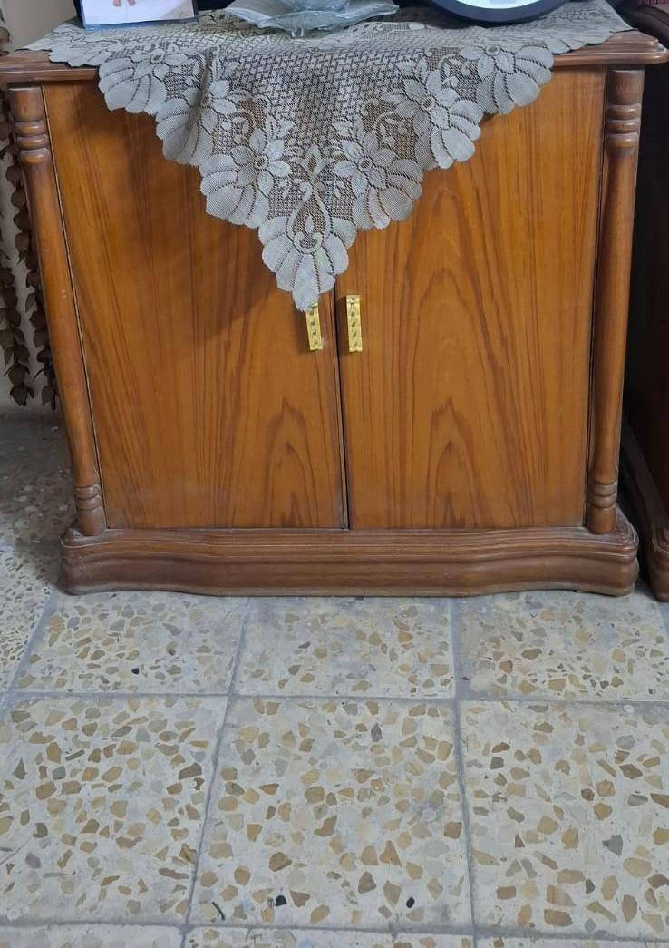 غرفة صاج شغل عراقي زوجي مشتغلها داخل خارج صاج ثكيلة مابيها خدش واحد  بس نقصها كنتور وياها مندر نفرين جديد سعر ٨٥٠ بيها مجال شويه التواصل علخاص او اتصال  ***********
