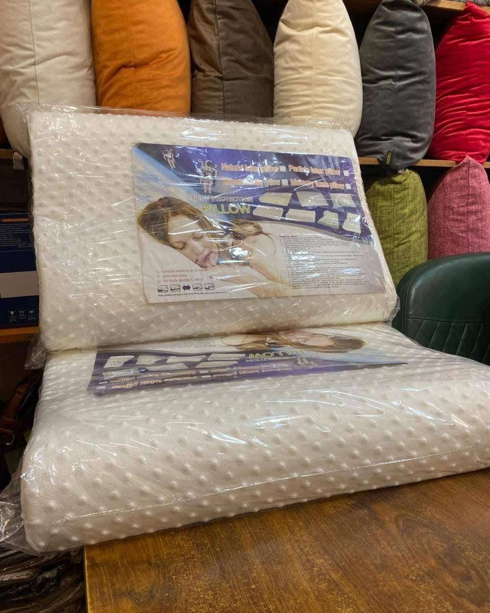 ✨ راحة النوم اللي تستاهلينها ✨
مخدة طبية Memory Foam الأصلية

**ليش تختارين مخدتنا؟**
1.  **دعم طبي 100%**: التصميم المنحني يعدل فقرات الرقبة ويخفف آلام الراس والكتف
2.  **نوم عميق ومريح**: حشوة الميموري فوم تتأقلم مع شكل راسك ورقبتك وترجع مثل ما كانت
3.  **صحية ونظيفة**: الغلاف منقط وناعم وقابل للخلع والغسل. ما يحبس حرارة
4.  **تقلل الشخير**: تعدل وضعية النوم وتخلي التنفس افضل

**التفاصيل:**
- الحالة: جديدة ومغلفة
- اللون: ابيض 
- الحشوة: ميموري فوم اصلي
- الغلاف: قماش منقط ناعم

**السعر: 15,000 دينار فقط**
**توصيل داخل بغداد: 5,000 دينار** 🚚

**عرض خاص**: اخذي 2 ب 28 الف  🎁

الاستلام: معاينة المنتج قبل الدفع
للحجز والاستفسار واتساب: ***********

الكمية محدودة - سارع بالحجز ❤️
