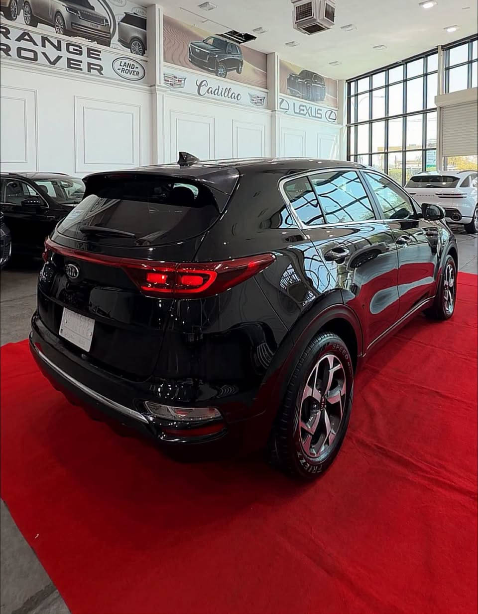 🚗 كيا سبورتاج 2021 (وارد أمريكي) 🚗
المواصفات والأداء:
 المحرك: 4 سلندر سعة 2.4L (2400cc)
 نظام الدفع: فور ويل (AWD / 4WD)
 المسافة المقطوعة: 75 ألف ميل
 الفئة: نصف فول
المميزات والتجهيزات:
 كشافات وإضاءة LED (كشافات وجه)
 شاشة وكاميرا خلفية
 تدفئة كشنات (الكشنات جلد أصلية مع تلبيسة)
 تكييف قطعتين (فتحات خلفية)
حالة البدن (البودي):
 صبغ: ربع البونيت + الجاملغ الأمامي فقط
 السيارة بحالة ممتازة ونظيفة جداً
💵 السعر: 150 ورقة ($15,000) وبيه مجال بسيط
📍 العنوان: بغداد - الكاظمية / معارض جكوك
📞 للاتصال والاستفسار:
 ***********
