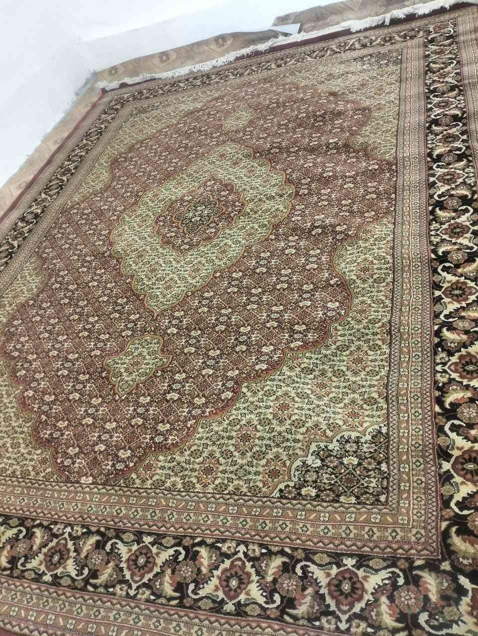 زوليه كاشان ايراني 
قياس ٣*٤ 
عدد ٢ 
السعر ٢٠٠ الف
للتواصل رقم،***********
