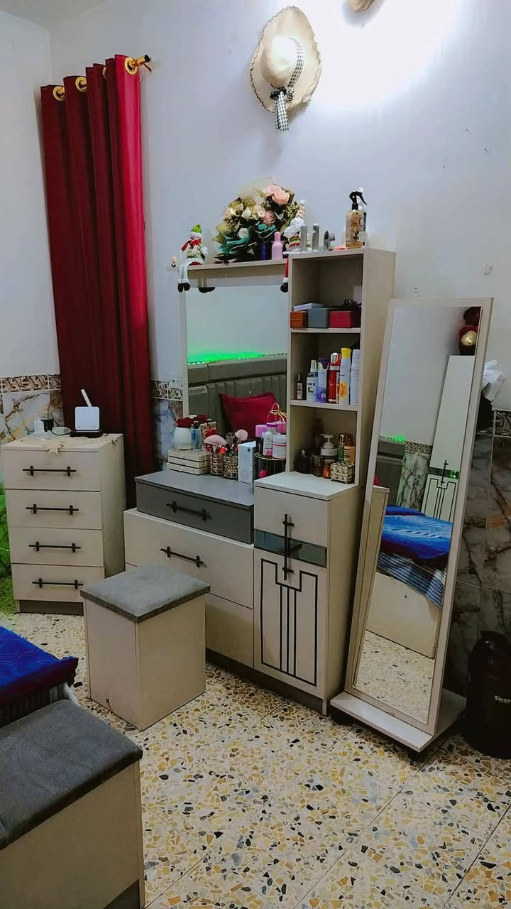 غرفه تركي 11قطعه مستعمله شي قليل مكان سبعه نسان السعر 750وبيهه مجال ***********
