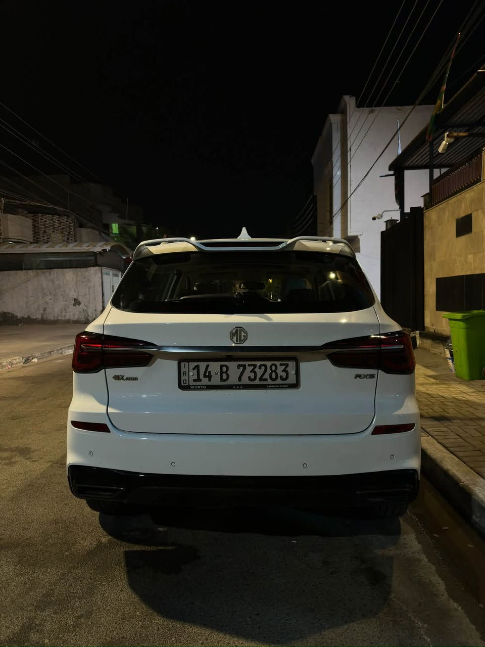 للبيع MG RX5 موديل 2023
• الموديل: 2023
• اللون: أبيض
• الفئة: SUV (كروس أوفر مدمجة - 5 مقاعد)
• المحرك: 1.5L تيربو (4 سلندر / 171 حصان)
• كير: أوتوماتيك دبل كلتش (DCT) من 7 سرعات
التجهيزات والمواصفات:
• الإضاءة: مصابيح LED أمامي وخلفي كامل + إضاءة نهارية LED (DRL)
• المقاعد: مقاعد جلد بتصميم رياضي (تحكم كهربائي لمقعد السائق)
• التحكم والدخول: دخول ذكي بدون مفتاح (بصمة أبواب) + تشغيل بصمة
• الزجاج والنوافذ: زجاج كهربائي بالكامل مع خاصية الفتح/الإغلاق بلمسة واحدة
• الأمان والسلامة:
 وسائد هوائية (أكياس هوائية)
 نظام فرامل ABS + نظام الثبات الإلكتروني (ESP)
 سنترلوك (قفل مركزي تلقائي مع الحركة)
• الراحة والمقصورة:
 فتحات تكييف خلفية + منافذ شحن USB
 شاشة لمس مع دعم Apple CarPlay / Android Auto
• المسافة المقطوعة (8200)
• حالة السيارة: [سليمة / مكفولة من الصبغ والحوادث]
• المكان: البصرة
• السعر: [ 23 مليون ]
• للتواصل والاستفسار: [***********]
