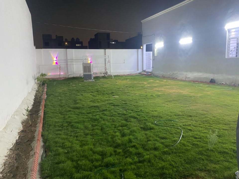 السلام عليكم بيت للبيع المساحه ٣٠٠ متر بناء ١٠٠ والباقي حديقه منزليه طابق واحد البيت جديد ومؤثث يعني ينباع مع الأثاث والبناء درجه ممتازه من كهربائيات وصحيات درجه اولى والواجهه طلس الموقع بيت بنيه فرع ٣٣ على اليسار السعر مناسب ١٧٠ وبي مجال للاستفسار الاتصال على الرقم ***********
