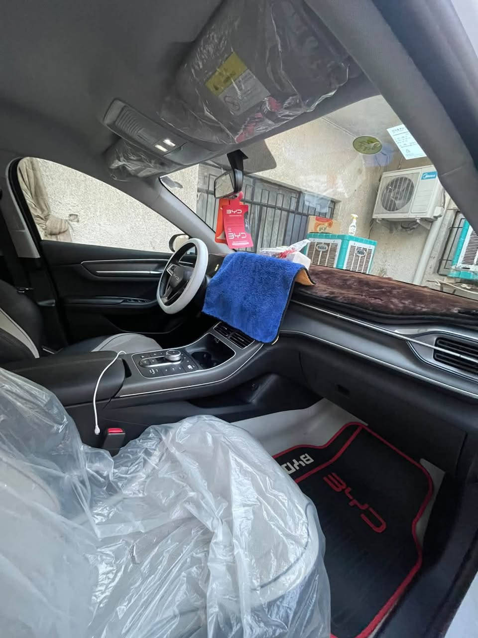 ديستروير  موديل 25 ماشيه 40 الف  بيها رصعتين وحده بالباب الخلف الساق وحده بالجنطه 

الارضيا والجنطه مغلفات جلد 
الكشنات مغلفه لايلون
 السعر 21 وبيهه مجال مكلف بالنشر اتصال فقط
***********
