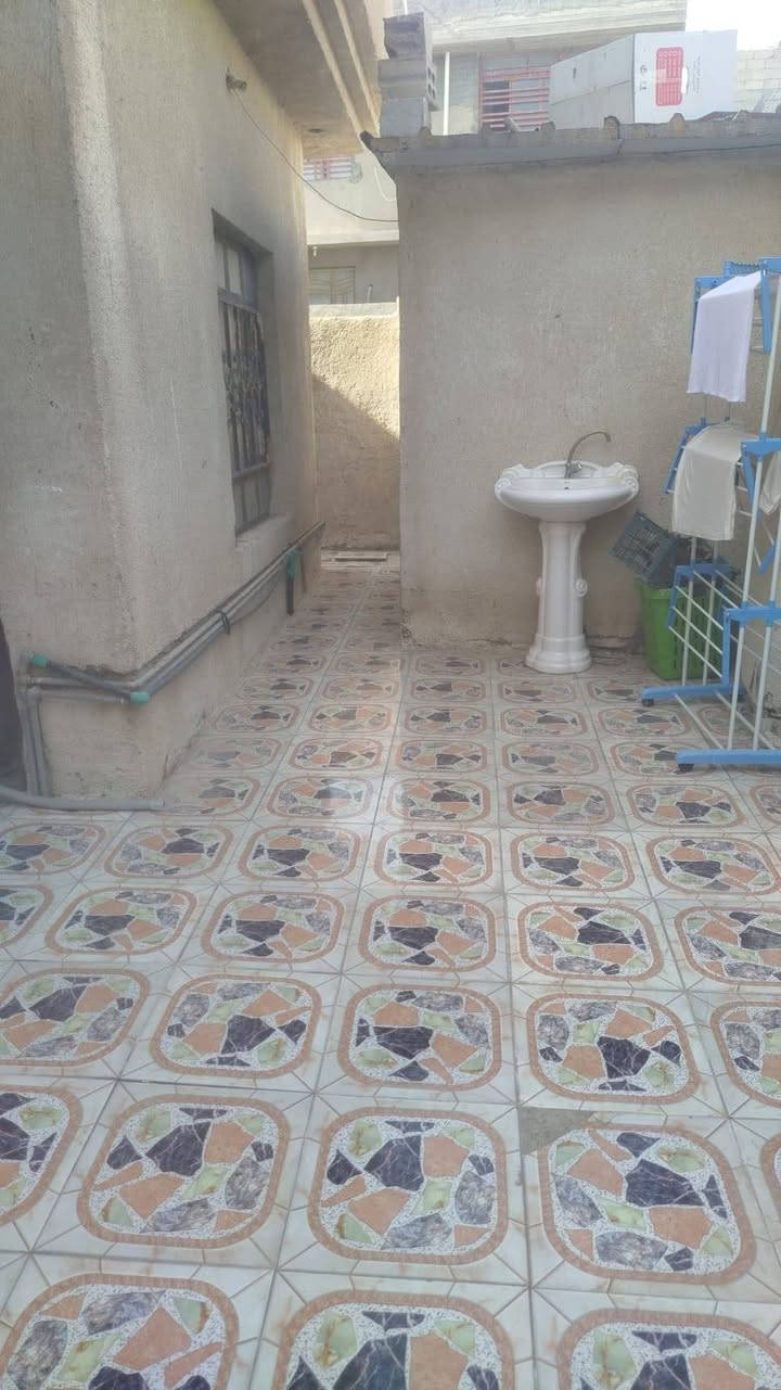 بيت للبيع طابو زراعي سند ٢٥ المساحة ١٨٥ م² طابقين الطابق الأرضي يتكون من غرفتين نوم واستقبال وصالة ومطبخ وصحيات البناء طابوق والسقف صب مسلح 
والطابق الثاني غرفتين نوم وصالة البناء ثرمستون والسقف صب مسلح 
الموقع السدة القصبة القديمة قرب السوق 
السعر المطلوب ٦٣ مليون 
هاتف *********** ابو محمد
عنوان المكتب المسيب شارع الكراج الموحد مقابل إعدادية التجارة للبنات
