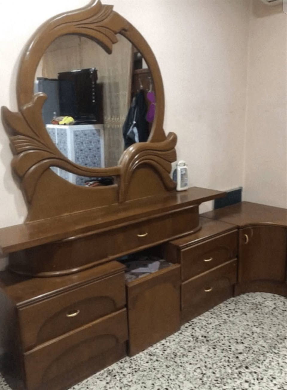سلام عليكم غرفة نوم اخشاب تفصال
 نضيف اي عيب مابي للبيع العنوان كركوك حي العسكري رقم الهاتف
 *********** كركوك, العراق
