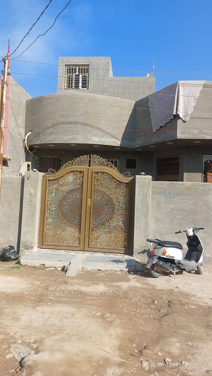 بيت في البيضاء درجه اوله مساحه 200متر 
طابق ونص يتكون من بناء ستقبال ومطبخ وصاله 
غرفتين نوم مع سويتات مع صحيات خارجيه 
الاتصال ***********اسياه ***********زين
