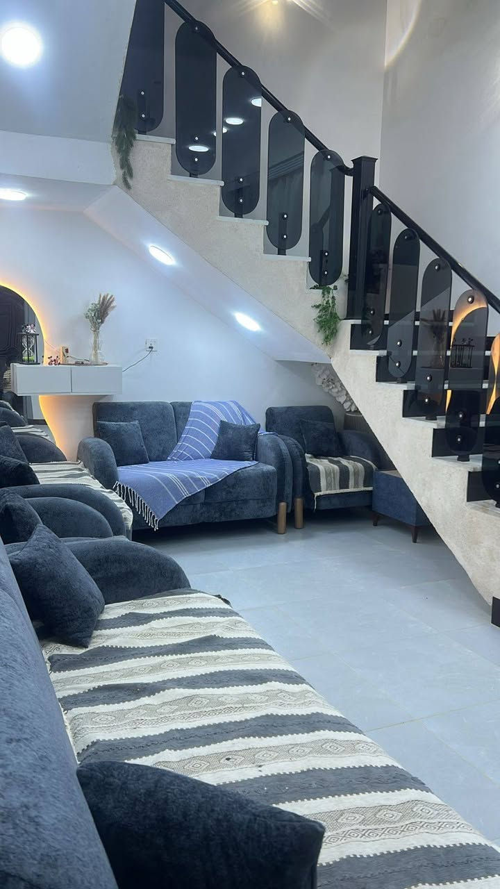 سلام عليكم بيت 100متر طابقين البيت كامل مكمل 
المكان حي الصحفين 
*********** مكلف بلنشر
