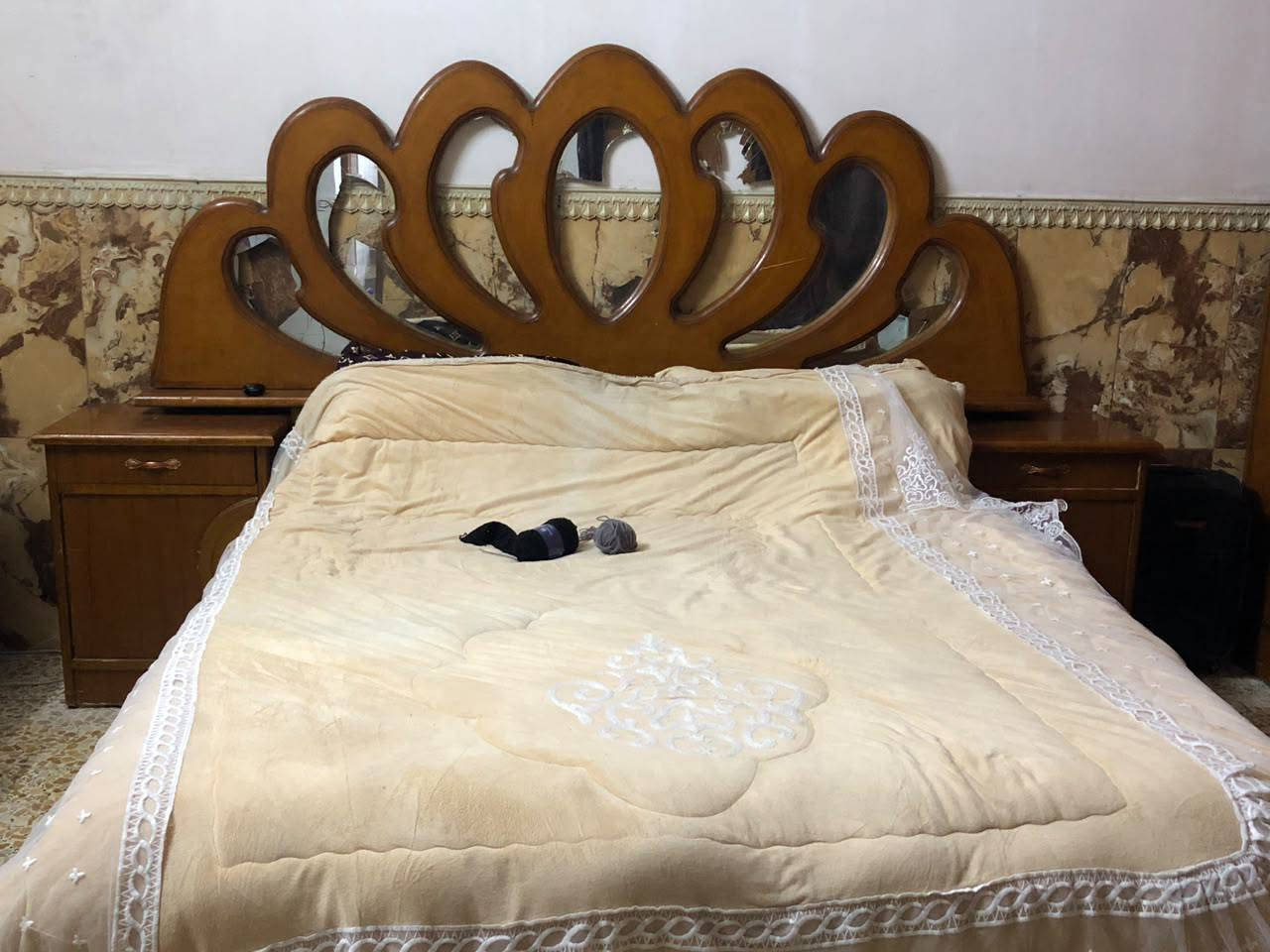 غرف نوم خشب صاج عراقي ثكيل للبيع _بغداد تتكون
من كنتور 6ابواب+سرير زوجي+2كومدي 
+ميز تواليت مع كرسي+شيفونيرة4جوارير
+تعليقة ملابس 
للتواصل اتصل على هذا الرقم ***********
المكان بغداد
السعر خاص 
مستعملة بس نظيفة بيه جام مكسر يحتاج تبديل فقط
