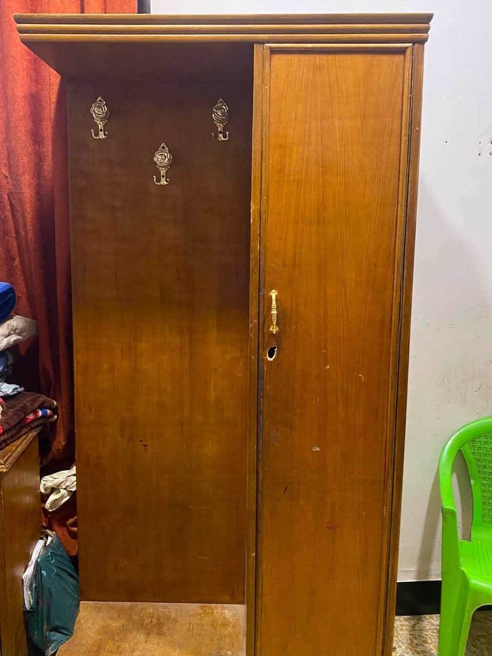 السلام عليكم غرفة نوم للبيع صاج عراقي نضيفه من الداخل بدون اي كسر مع دوشكً كامله بس نقصهاً يدات ً وصبغ ترجع جديدهً 8قطعً ً السعر 450 وبيه مجال ويوجد نقل للتواصل *********** واتسابً
