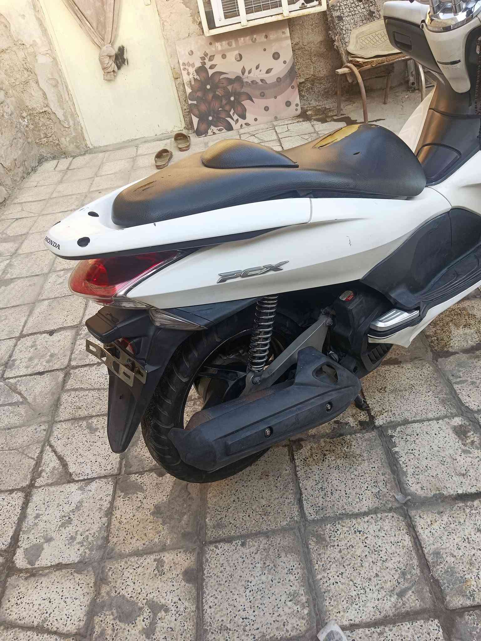 السلام عليكم pcx جيل الاول ياباني مكينه 150
دراجه نضيفه ماشيه 44 الف دراجه كامله 
مكينة مكفوله برغي ما مفتوح بيه 
نقصه واير كيلومتر بس كهربائيات كله شغاله 
اي نقص مابيها كفرات اصليه نضيفه 
عارضه ب1300 وبيه مجال مكاني الشعله 
الشراي يتصل ***********
