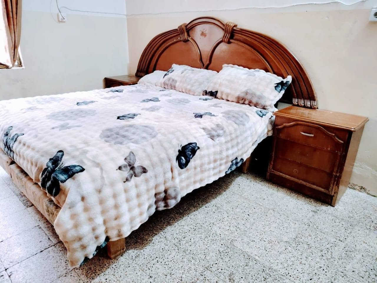 غرفه نوم مستعمله للبيع 
خشب ثكيل 
سعرها 350 و بيها مجال 
عنوان جانب الأيمن اصلاح الزراعي 
اتصل ***********
