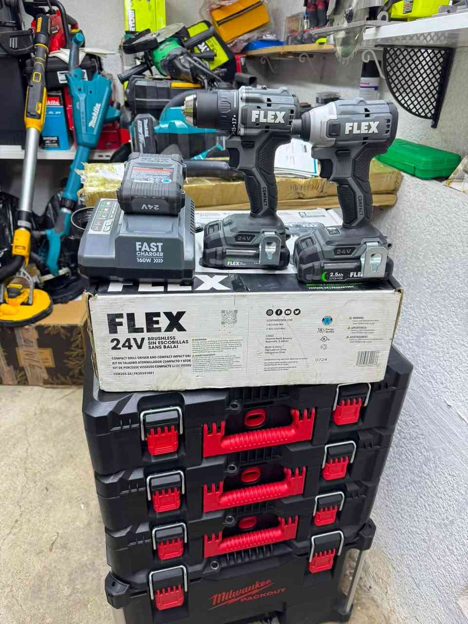 سلام عليكم اخوان
متوفر كت FLEX فليكس امريكي مستخدم كلش قليل بعده جديد 
3 بطاريات وشاحن فاست جارج 
الشراي ايراسلني او يتصل 
توصيل متوفر 
*********** واتساب
