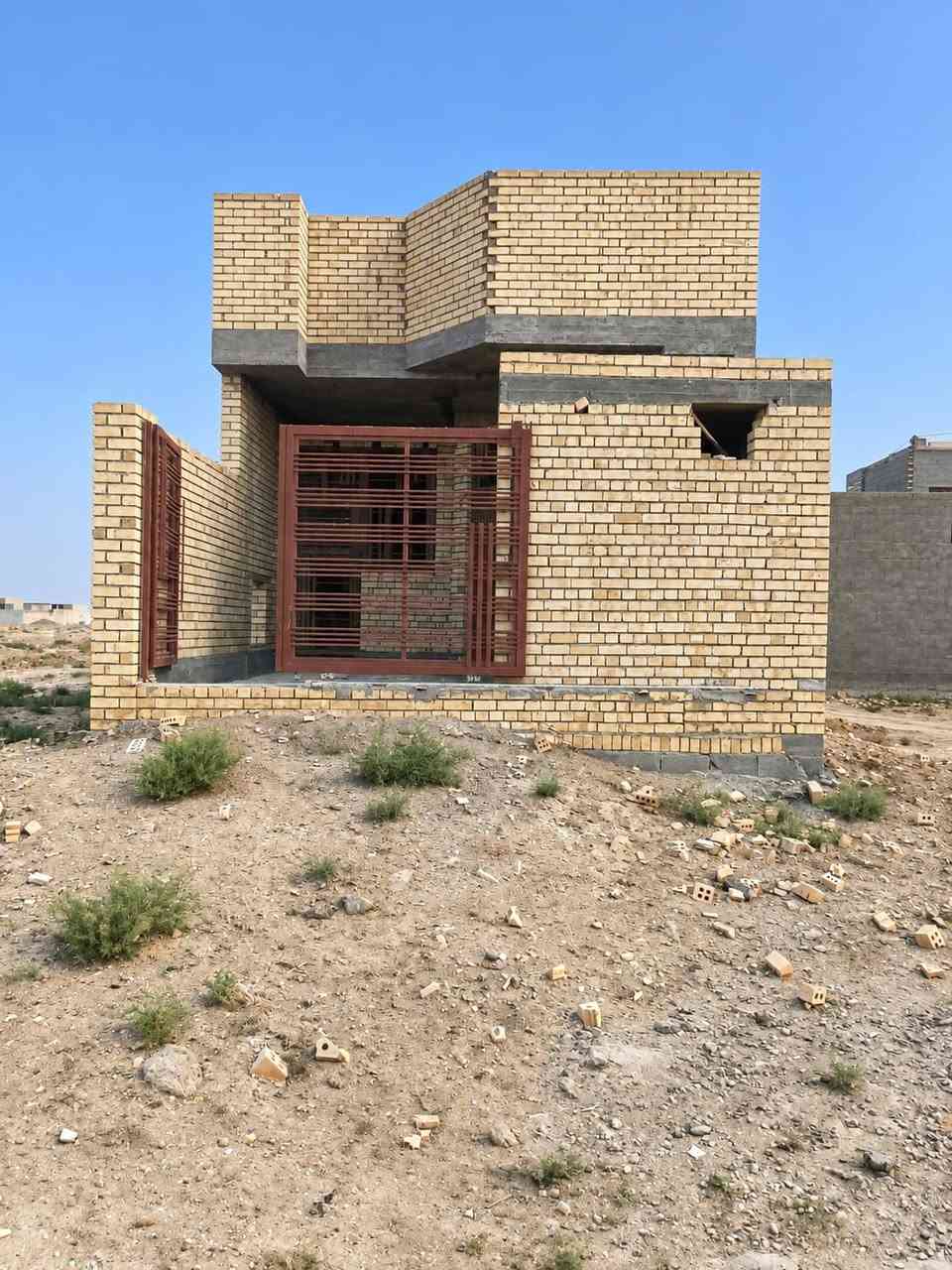 للبيع مشتمل هيكل مسقف المساحة 125مترالوجه
6وربع والنزال 20 متر البناء طابوق طابق واحدغرفه
 صاله استقبال مطبخ حمام ستاره بيتونه البناء
 حديث كرسته ابواب و شبابيك  سكن خدمات
طابوملك صرف باسم شخص واحد تحويل مباشر
 بالقرب من جامع ومدارس الشارع 10 متر نافذ
على شارع عيفان الفلوجه حي المأمون ال20 الف 
للاستفسار اكثر 
*********** واتساب 
***********
