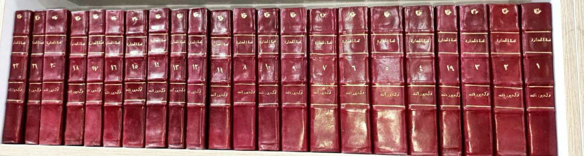 أحد أعظم الموسوعات التاريخية في التاريخ الحديث.
كتاب "قصة الحضارة"؟ 
ماهو 

موسوعة تاريخية ضخمة ومكتوبة بأسلوب أدبي وفلسفي رفيع، تؤرخ لتاريخ البشرية منذ بداياتها الأولى وحتى أوائل القرن التاسع عشر
المميز في هذا الكتاب أنه لا يركز فقط على المعارك السياسية والملوك (كما تفعل أغلب كتب التاريخ التقليدية)، بل يركز بشكل أساسي على "الحضارة": كيف عاش الإنسان، كيف تطورت العلوم، الفنون، الموسيقى، الأدب، الأديان، والاقتصاد عبر العصور.
من هو مؤلفه؟
المؤلف الرئيسي هو الفيلسوف والمؤرخ الأمريكي الشهير ويل ديورانت (Will Durant)، ولكن في الحقيقة هذا العمل هو نتاج جهد مشترك قضى فيه حياته كاملة برفقة زوجته أرييل ديورانت (Ariel Durant)، حيث استغرقا في البحث والكتابة ما يقارب 40 عاماً
باختصار، أنت تمتلك كنزاً معرفياً هائلاً؛ فالكتاب يجمع بين دقة المؤرخ وعمق الفيلسوف وبلاغة الأديب.
عندما تبحر بداخلها كم هائل من المعلومات عن الحضارة وكل شيء
طبعة مصر 
22 مجلد
تجلد كعب 

للحجز والتواصل يرجى مراسلة الصفحة او الواتساب 
***********
والاطلاع على التفاصيل والعروض الجديدة يرجى الانضمام الى قناه تيليجرام

https://t.me/hhhkkn
