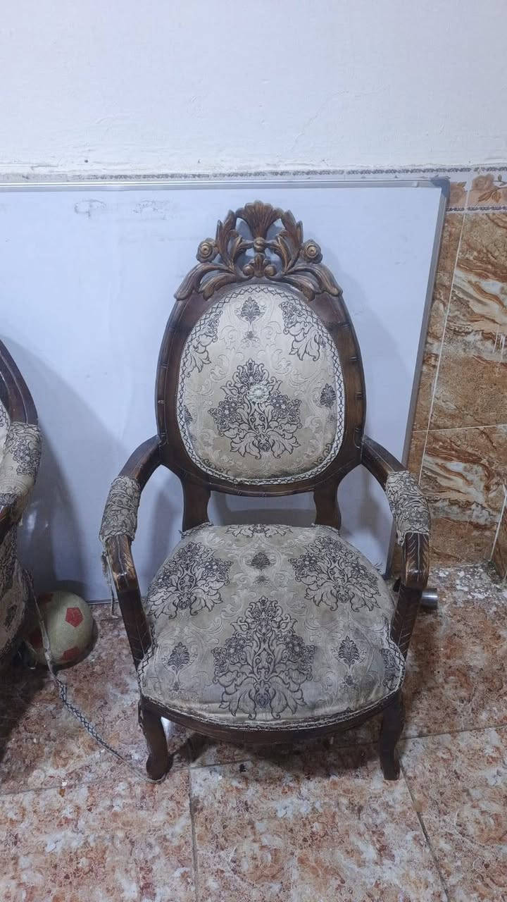 تخم للبيع ست كراسي ووحده جبيره خشب زان المصري ثكيل للاستفسار الاتصال على الرقم ***********

