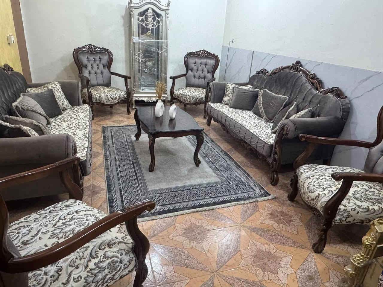 تخم زان تركي ١٠ مقعد مع ميز وسطي فول نضافه اخو الجديد ***********
