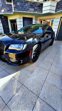 Chrysler2022لون اسودملكي حزمة خاصة بشكل سبورت  3.6 محرك بنتستار  ممشى ...