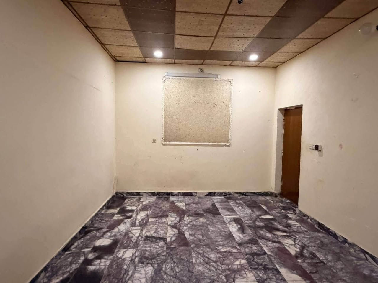 دار للبيع
حله شارع ٨٠ كربلاء حي القضاة 
يبعد عن الشارع العام ٧٥ متر
بناء حديث 
خدمات كامله مجاري تبليط 
المساحه ١٥٠ متر
المحتويات ٤ غرف نوم + صاله ومطبخ وصحيات داخليه وخارجيه ومنور ممر 
واستقبال ارضيه مرمر سيراميك هزاره نص الحايط كهرباىيات حديثه 
للاستفسار الاتصال 
***********
