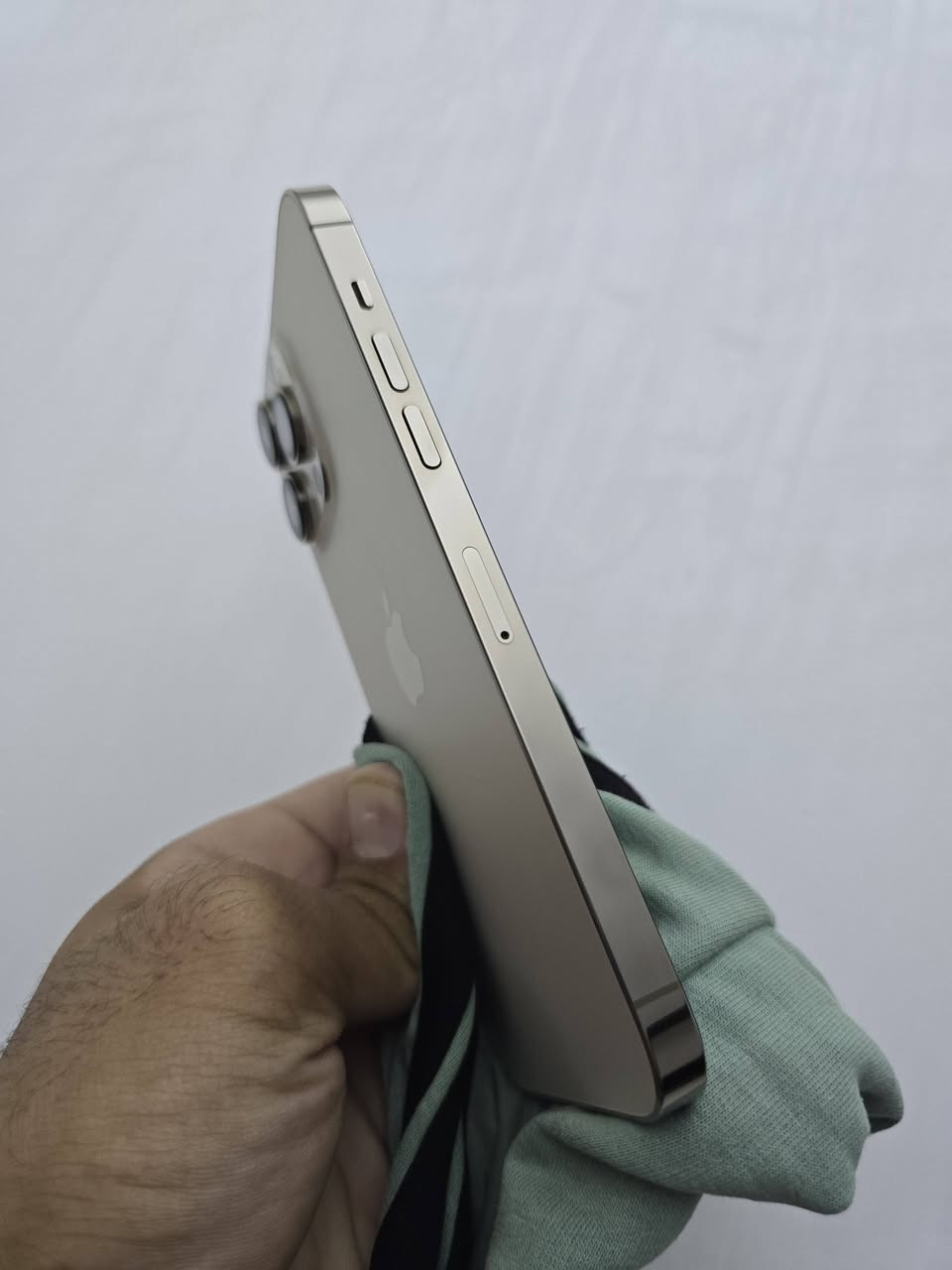 📱 آيفون 14 برو ماكس 256GB
🔋 البطارية 88%
🔄 دورات الشحن: 406
📱 نسخة الشرق الأوسط
🔒 مقفول آيكلاود
✨ نظافة الجهاز مثل المراية
🛠️ الجهاز غير مصلح ولا داخل صيانة
📦 الجهاز فقط
📍 بغداد – البياع
💰 السعر 425 ألف، قفله من الأخير.

السعر نهائي وماكو مجال للتفاوض، إذا السعر ما يناسبك لا تتعب نفسك وتراسلني.
