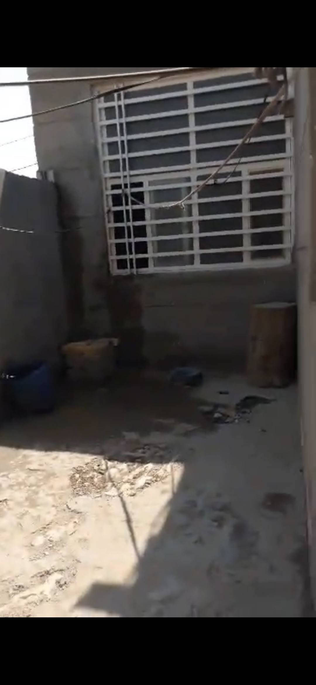 سلام عليكم  بيع مستعجل  بيت للبيع  210م   يتكون البيت من 3غرف نوم وصاله جبيره  وأستقبال ومطبخ حار وبارد وصحيات داخلية وخارجية البيت كامل  حته تشطيب الماي والكهرباء كامل بي نقص بس أرضيه سند25  مداور بأسم المشتري مرقم ومشمول بالتطويب العنوان الديوانية مقابل حي الحضاره البو جاسم  شارع اب وائل السعر ٣٣ وبي مجال  ***********+*********** واتساب ***********
