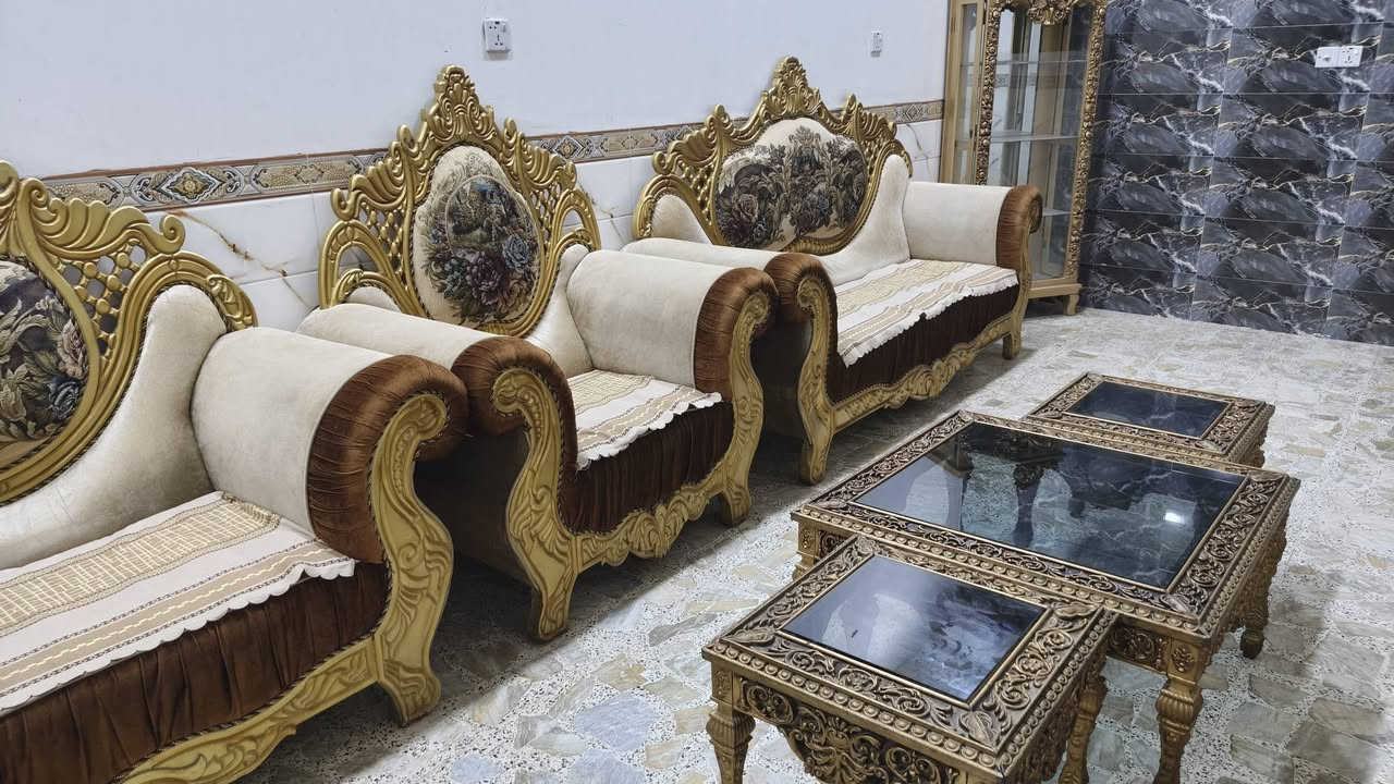 تخم رئاسي 13 مقعد نضافه 95% مع 3طبلات وفاترينه بيها ضرر بسيط شراي اتفضل خاص أو اتصل على الرقم *********** يوجد توصيل محافظات

