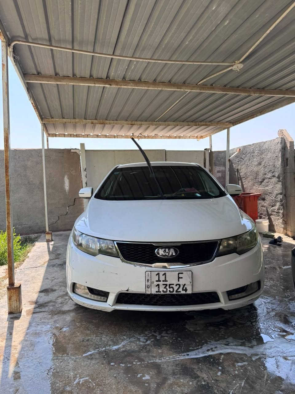 سلام عليكم سيراتو موديل ١٣ كير ومكينه بلادي ما مفتوح برغي بيهم ماشيه ١٦١ كيلو بيه صبغ صفحه بدون تكمه وبدون دواخل ولا حته معجون سعره ٩٠ وبيه مجال مكانه التاجي ***********
