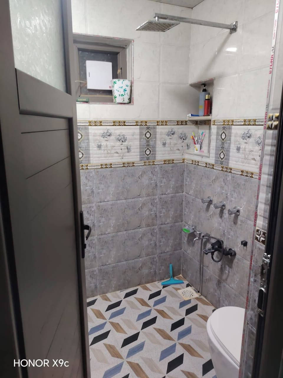 دار للبيع طابو صرف المساحه 120م شارع 40 كاطون الرحمه قرب جامع مالك الملك السعر 75
للاستفسار ***********

نص مكتوب في الصور:
- HONOR X9c