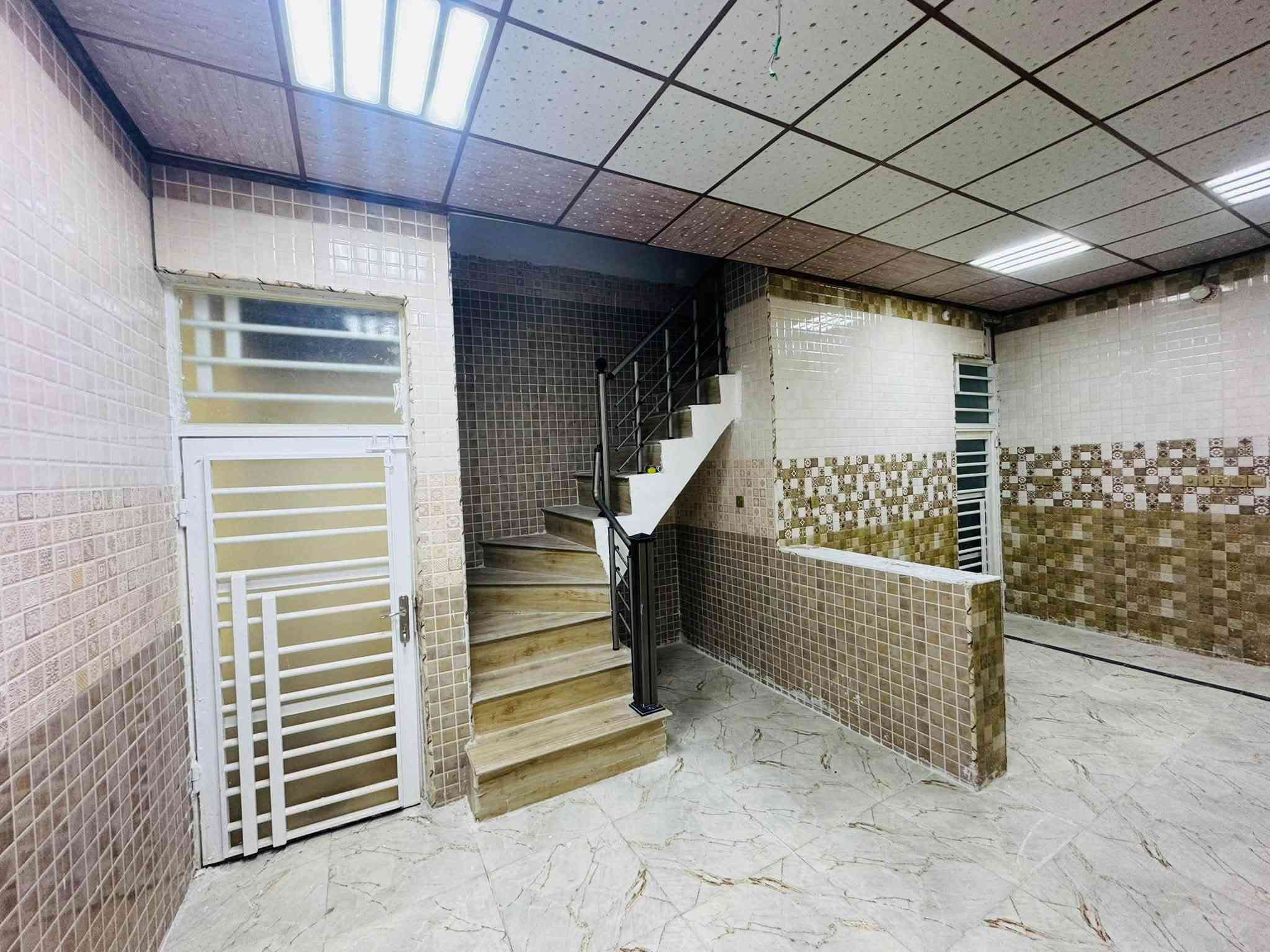 سلام عليكم بيت البيع ١٠٠ متر طابق ونص النجف حي النداء مقابيل الأميرات الأولى على شارع 20 قريب عله شارع المجمعات 
تفاصيل العقار طابو صرف📜
‏طابوك جمهوري 🧱
صب كونكريت شغل 
درجة أولى مال جناي
‏تصميم البيت يتكون 
طابق الأرضي🏠
‏استقبال صالة مفتوحة المطبخ غرفة صحيات داخلية وخارجية منور
‏طابق الثاني🏡
‏ غرفة واحدة صالة صحيات سطح فرشي 
سعر البيت ٩٥ مليون وبي مجال 💵
يوجد فيديو للبيت الاستفسار واتساب 
✅***********📞
