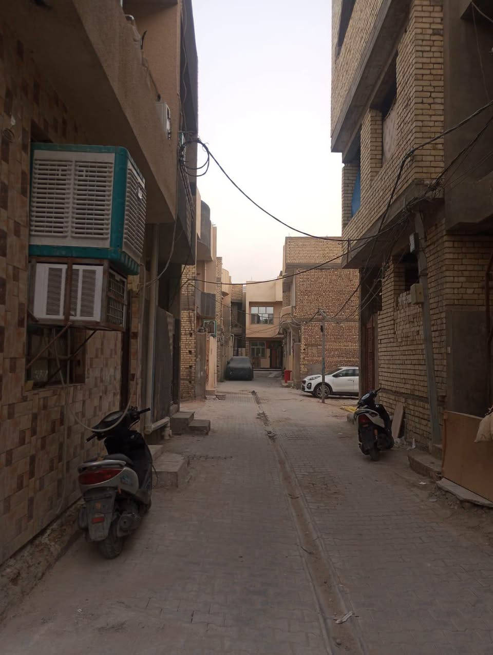 السلام عليكم تعلن شركة الجبوري للعقار والمقاولات العامه عن بيع دار ملك صرف زراعي سند 25 في منطقة الكريعات قرب نهر دجله فرع سكلة أبو زكريه بناء نضيف 
1 المساحة 50 متر 
2 الواجه 5 مترررر 
3 النزال 10 مترررر 
4 عرض الفرع 6 متررر 
5 السعر 110 مليون وبي مجال 
يحتوي على 3 طوابق 3 غرف نوم وصاله وحولي ومطبخ وخدمات وبيتونه وسطح 
عنوان الشركة الكريعات الكويتي شارع حسينية ابي تراب قرب فلكة القرغولي استفسار اتصال على الارقام التاليه 
*********** أبو صكر الجبوري 
***********
