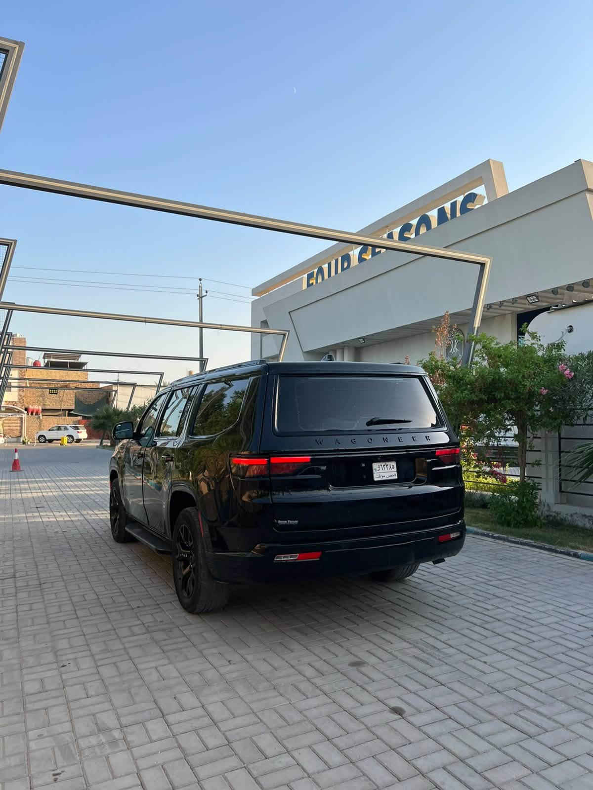 من رخصة الأدمن
السلام عليكم 2024 JEEP WAGONEER, SERIES II
فوول مواصفات .. حادثها مرفق مع الصور 
تصليح درجة أولى ع إيدي  
السيارة جاهزه بدون اي نقص..
مرقم شهداء بابل .. 
السعر المطلوب 290 $ وبيها مجال بعد المعاينة 
مكان السيارة بابل..
بقية التفاصيل الاتصال فقط لطفا ***********
