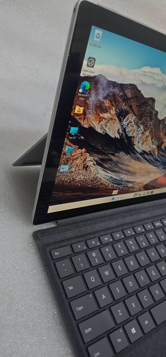✨ أناقة الـSurface… بحجم تاخذه وياك بكل مكان.

🔥 Microsoft Surface Pro 7+

━━━━━━━━━━━━━━━━━━

⚡ المواصفات:

• 🧠 المعالج: Intel Core i5 – الجيل 11
• 💾 الرام: 8GB
• 🚀 التخزين: SSD 256GB
• ⌨️ كيبورد منفصل

━━━━━━━━━━━━━━━━━━

💎 جهاز يجمع بين خفة التابلت وعملية اللابتوب؛ سهل للحمل، ومرن بالاستخدام، ومع الكيبورد المنفصل يصير جاهز للكتابة والعمل والدراسة.

🎓 للدراسة والمحاضرات
💻 للعمل والبرامج المكتبية
📝 للكتابة وتدوين الملاحظات
🌐 للتصفح والاستخدام اليومي
📂 للملفات والمهام

🚀 **Core i5 الجيل 11** مع **SSD 256GB** يوفر تجربة سلسة وسريعة للاستخدام اليومي.

✨ **Surface Pro 7+ — صغير بالحجم، كبير بالمرونة.**

━━━━━━━━━━━━━━━━━━
❗سارع بالحجز كمية محدودة❗
  💰 **سعر منافس!**

🚚 توصيل لجميع محافظات العراق
🛡️ ضمان 10 أيام
📩 للاستفسار راسلونا خاص أو واتساب على ***********
