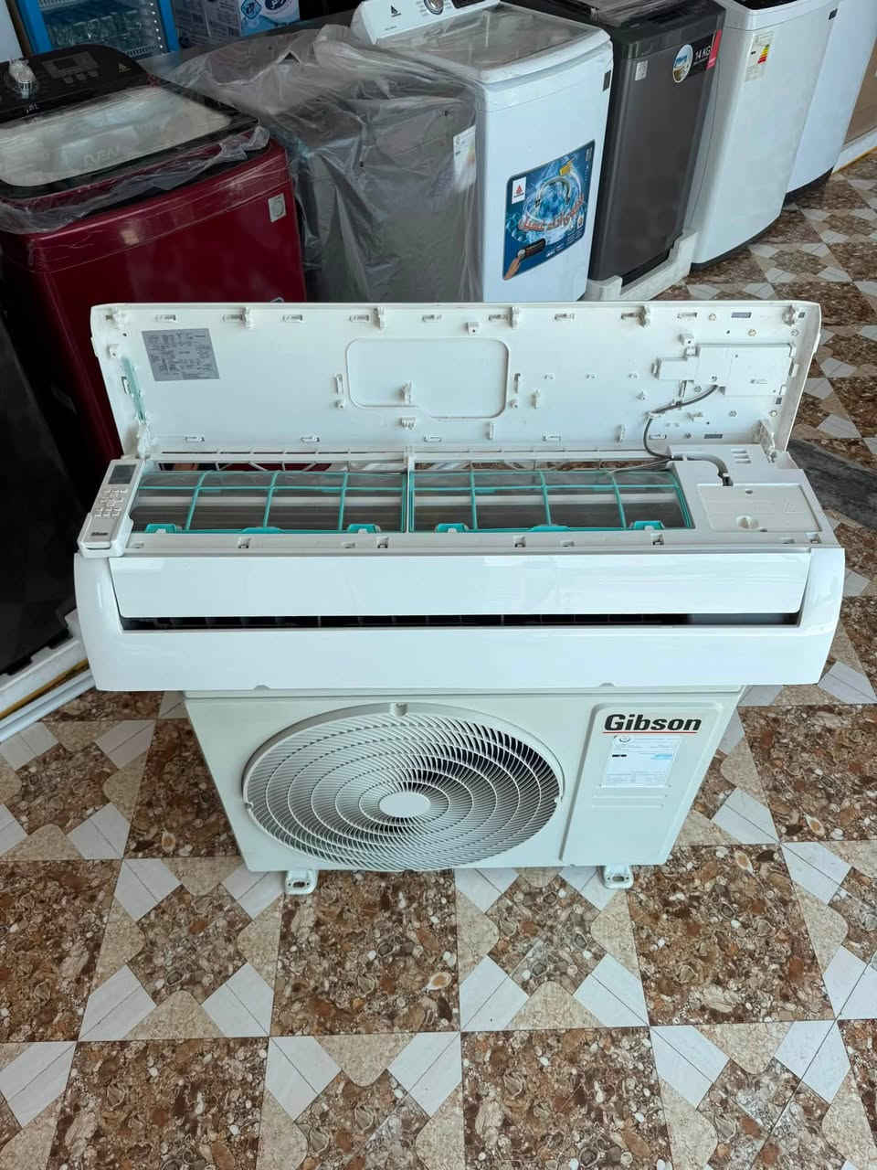 جبسون 2طن موديل حديث حجم ضخم غاز 410تبريد ثلج مشتغل قليل غاز مقفول خابرني وتدلل عنواني الرمادي شارع الجرايشي ***********
