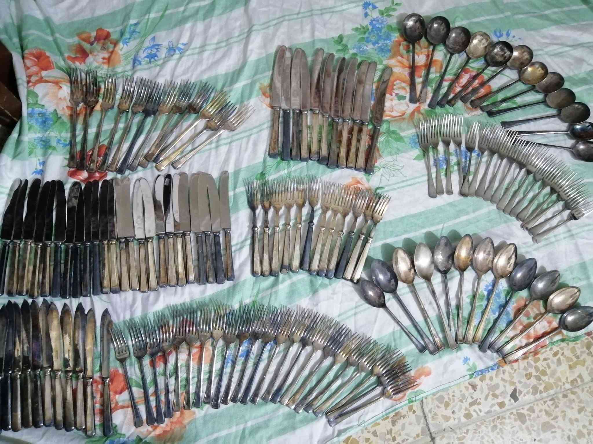 طقم ١٣٧قطعة • طلاء فضة • انكليزي