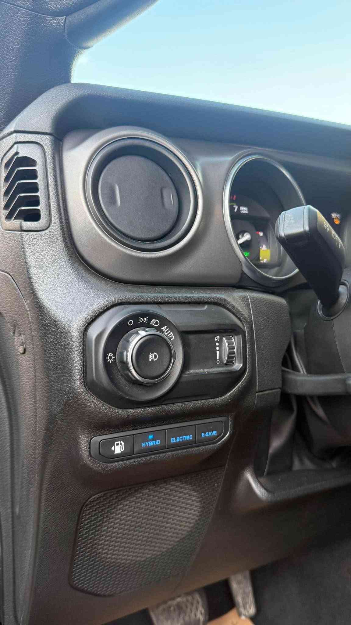 jeep rangler hybrid
مۆدیل ٢٠٢٣
٥٦ هەزار رۆیشتییە
رەسمی سۆنەرم دانایە
٤ پستنی هایبرێد 
سەعری ٢٥٠ و مەجال
ژمارەی موبایل *********** أربيل, العراق
