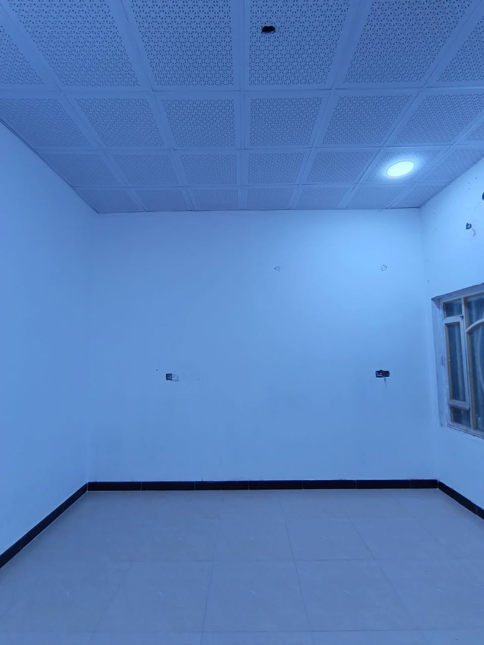 🏡 بيت مستقل للإيجار في موقع مميز جدًا – كردلان / شط العرب
📍 الموقع المميز: البصرة – شط العرب – كردلان – على الشارع العام مباشرة

إذا كنت تبحث عن بيت يجمع بين الموقع الممتاز، الخصوصية، المساحة، وتوفر جميع الخدمات، فهذا البيت خيار مناسب للسكن العائلي أو للاستثمار والنشاط التجاري.

🔹 تفاصيل العقار:
📐 المساحة: 200 م²
🏠 بيت مستقل بالكامل
🛏️ غرفتا نوم
🚿 حمام داخل غرفة النوم
🚿 حمام رئيسي كبير
🚻 مرافق صحية إضافية للضيوف والبيت
🌿 منور كبير
🌿 منور داخلي ثانٍ
🧺 مكان مخصص للغسيل
🛋️ استقبال داخلي
👨‍👩‍👧‍👦 استقبال ضيوف مستقل ومعزول عن باقي البيت
🍳 مطبخ كبير بارد
🔥 مطبخ حار
🚪 مدخلان مستقلان للبيت
➡️ مدخل رئيسي
➡️ مدخل ثانٍ من جهة المطبخ الحار
🌳 طارمة بحجم ممتاز
🚗 شارع خاص للبيت

⭐ ميزة استثنائية: الموقع يصلح للسكن أو النشاط التجاري

وجود العقار على الشارع العام يجعله مناسبًا للعائلة التي تبحث عن سهولة الوصول، وكذلك مناسبًا لمن يرغب باستثماره في نشاط تجاري.

📍 كل احتياجاتك قريبة جدًا:
🏫 مدرسة أهلية بجانب البيت
🏫 مدارس حكومية قريبة
🥖 فرن صمون
🥐 مخبز
🛒 أسواق ومحلات
💊 صيدلية
🦷 عيادة أسنان
🛍️ مختلف الخدمات والاحتياجات اليومية بالقرب من المنزل

💰 أسعار الإيجار:

🏠 للسكن:
700,000 دينار عراقي شهريًا
🔸 قابل للتفاوض

🏢 للاستخدام التجاري:
800,000 دينار عراقي شهريًا

🎁 والأهم:
✅ الإنترنت مجانًا
✅ الماء مجانًا
✅ الكهرباء مجانًا

📞 للاستفسار والتواصل:
***********

📱 واتساب متوفر على نفس الرقم

⚠️ ملاحظة: يُفضّل التواصل للجادين فقط وتحديد موعد لمعاينة البيت على الطبيعة.

📍 كردلان – شط العرب – البصرة
🏡 موقع ممتاز | بيت مستقل | سكني وتجاري | خدمات مجانية
